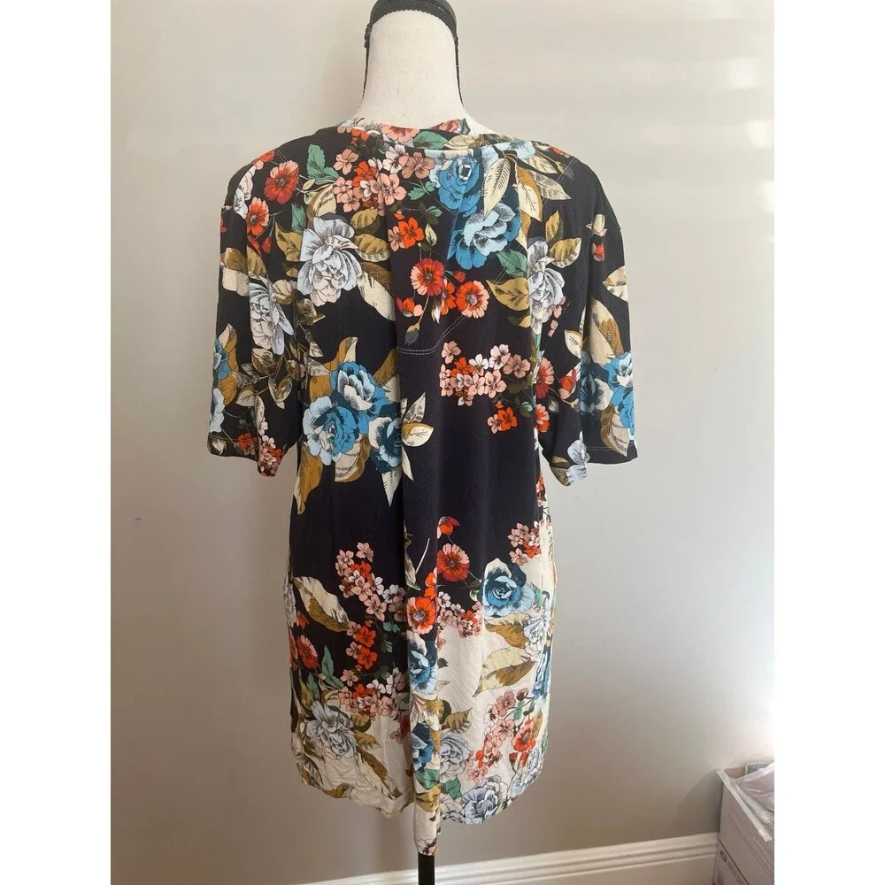 Johnny Was Emma Rose Favorite Floral Print V-Neck Tee in a bamboo/spandex XL - Picture 4 of 7
